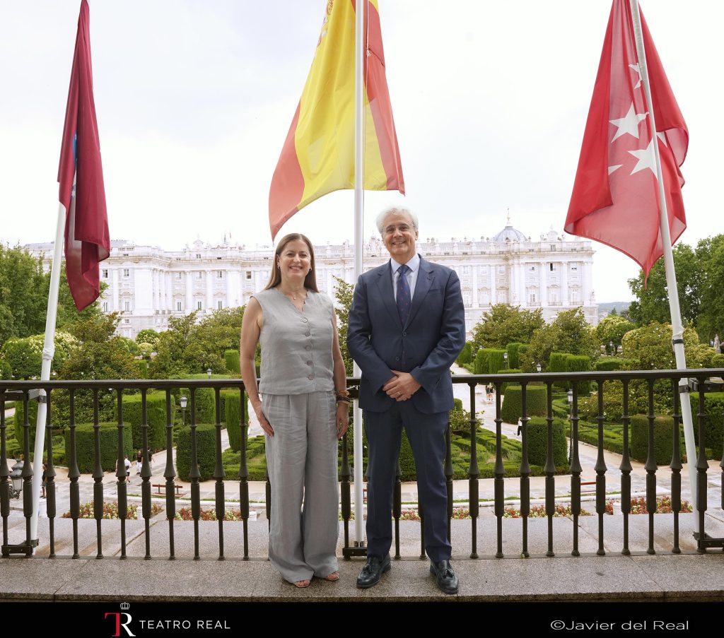 Carmen Gloria Larenas, directora general del Teatro Municipal de Santiago, e Ignacio García-Belenguer, director general del Teatro Real.